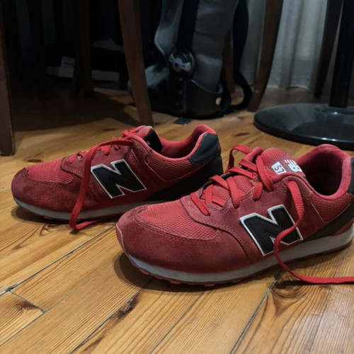 New Balance 574 sneakers used, burgundy color, size 40