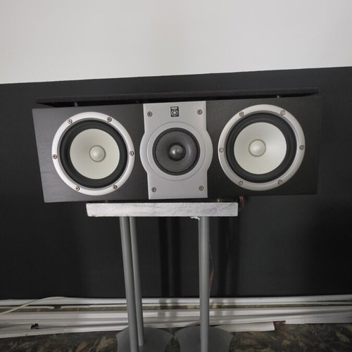 Yanaha Soavo 2 bookshelf speakers and subwoofer like new with stands