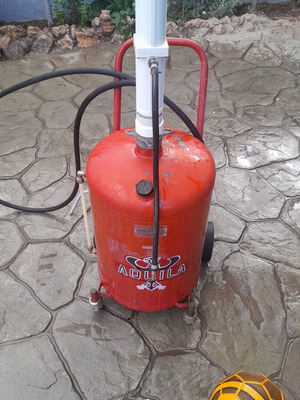 Aquila Pneumatic Oil Dispenser Used for Automotive Workshops