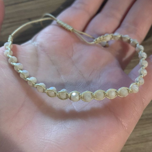 Adjustable bracelet used with sparkling stones