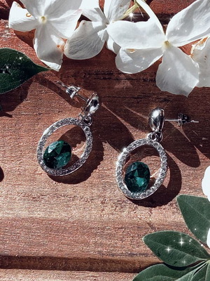 Silver jewelry set with green emerald stone, new