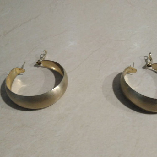 Earrings gold tone, new, pair of 2 hoops from 1995