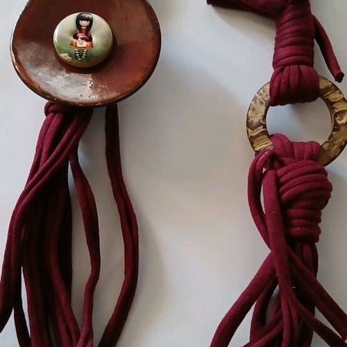 Pendant with coconut buttons like new, burgundy