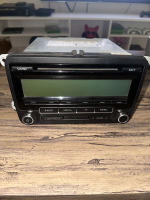 Radio Console CD Player Golf 6 like new, original