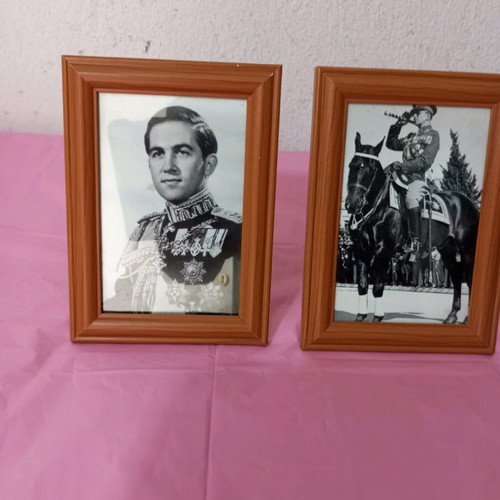 Old picture frames like new with kings set