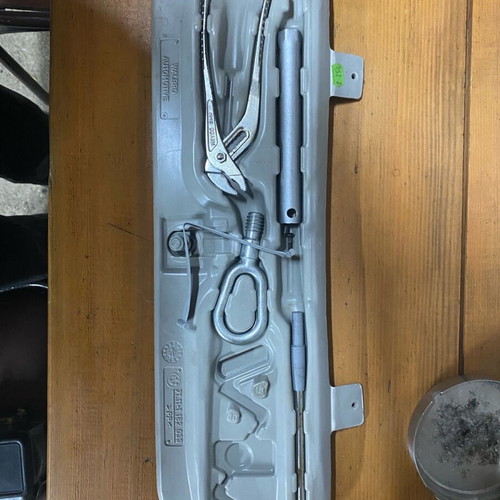 E36 5D tool kit like new with base and accessories