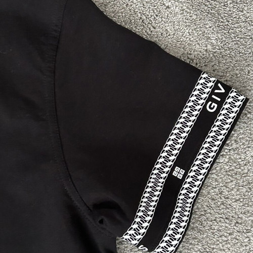 Givenchy Black Logo Chain T-Shirt S like new