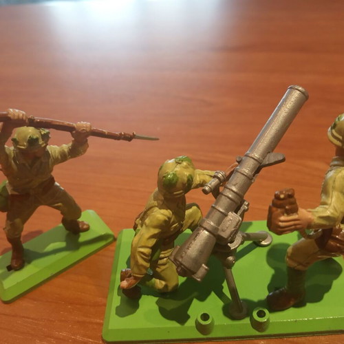 Britains Detailed 1:32 American and Japanese Marine Figures with Mortar like new