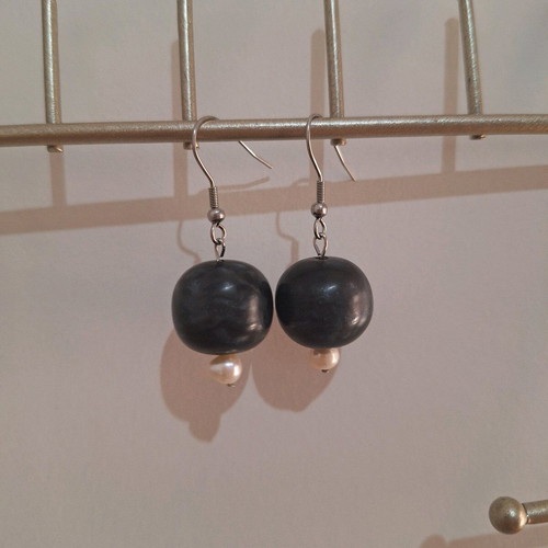 Handmade earrings with steel base, iridescent glass beads and freshwater pearls made to order