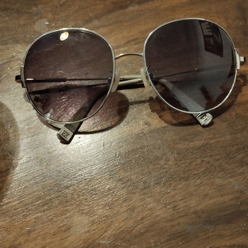 Escada sunglasses like new, gold color