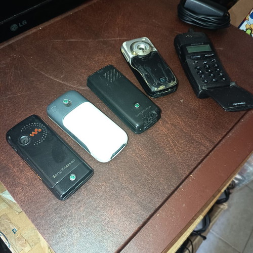 Ericsson mobile phones used, pack of 5 with charger, dual SIM