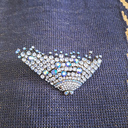 Lilac pin with Swarovski strass new, purple lilac
