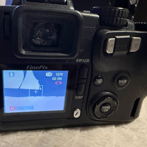 Fujifilm FinePix S7000 camera used, 6.3MP, 6x optical zoom, bridge type