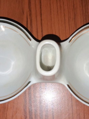 Porcelain salt and pepper shaker vintage, like new, white with gold