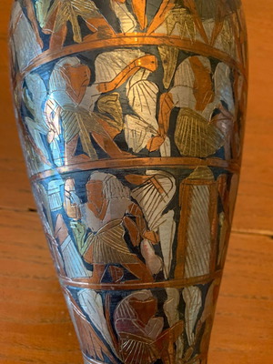 Χειροποίητο εγχάρακτο βάζο από τρία μέταλλα με αναπαραστάσεις Αρχαίας Αιγύπτου