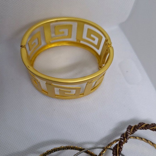 Various bracelets like new, set