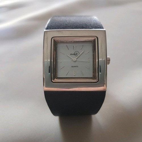 StudioY wristwatch with black leather strap
