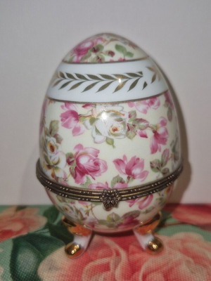 Limoge Porcelain decorative egg like new, collectible