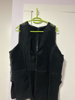 Μαύρο suede γιλέκο με boho λεπτομέρειες σαν καινούργιο
