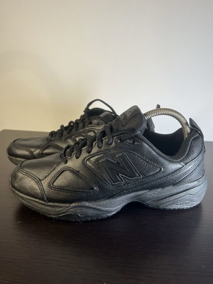 New Balance 626v2 slip resistant shoes black leather women's US 7.5 like new