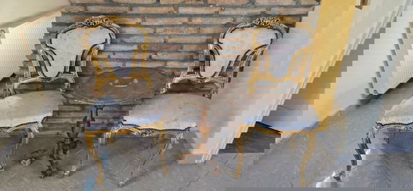 Σετ 2 Αντικέ Καρέκλες με Τραπεζάκι – Ξυλόγλυπτο Χρυσό – Vintage Φινέτσα