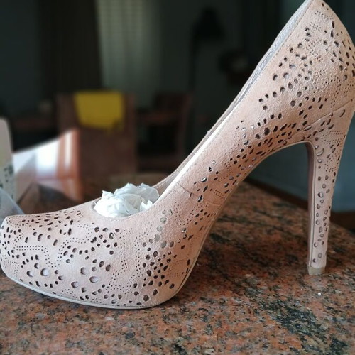 BCBG Maxazria Suede Pumps Size 38.5 Like New Beige
