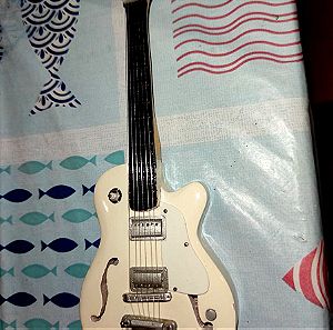 Ηλεκτρική κιθάρα μινιατούρα 1:12 Epiphone Wildcat white 19 cm ύψος με βάση στο κουτί της.