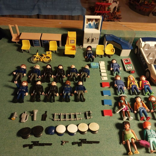 Playmobil police, post and other sets used, 25 figures and equipment