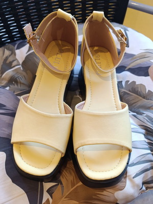 Women's yellow platform sandals new, very light and comfortable