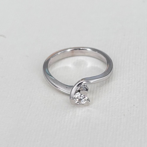 Solitaire ring white gold k18 with diamond like new
