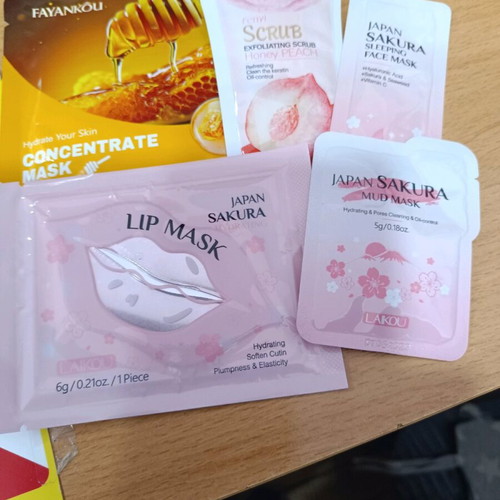 Face mask set of 5 new, includes lip scrub mask