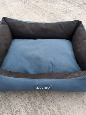Scruffs dog bed Expedition waterproof blue L 75x60cm used
