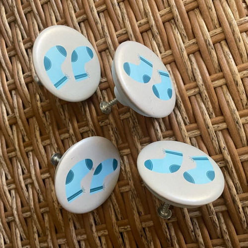 Children's door knobs set of 4 like new