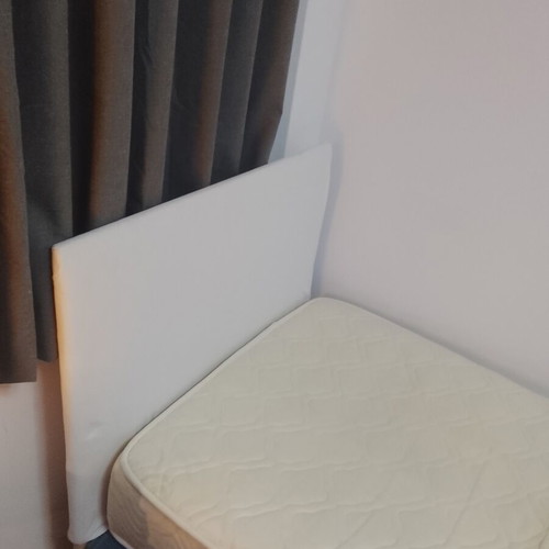 Semi-double bed with wooden legs and headboard, like new, 0.90×2.00 m