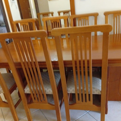 Wooden dining set with 8 chairs like new, classic design