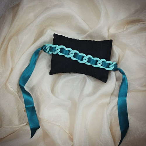 Turquoise bracelet with chain and emerald ribbon bow