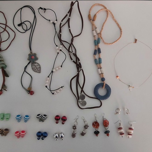 Faux bijoux set of 18 pieces in like-new condition