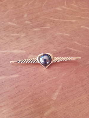 Vintage brooch in gold color with hematite stone, like new