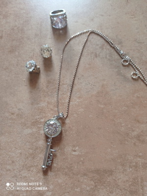 Necklace earrings used with two rings and clips