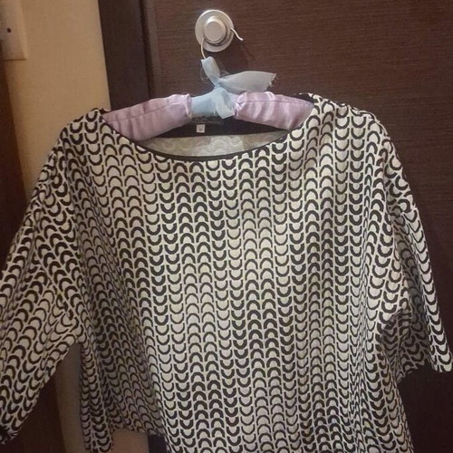 Please black and white blouse size M like new