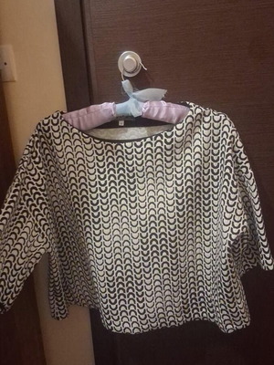Please black and white blouse size M like new