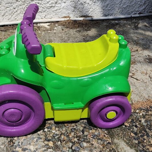 Mega Blocks Crocodile ride-on car like new with building blocks