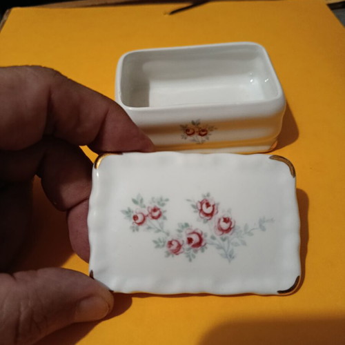 Porcelain jewelry box like new, small decorative container