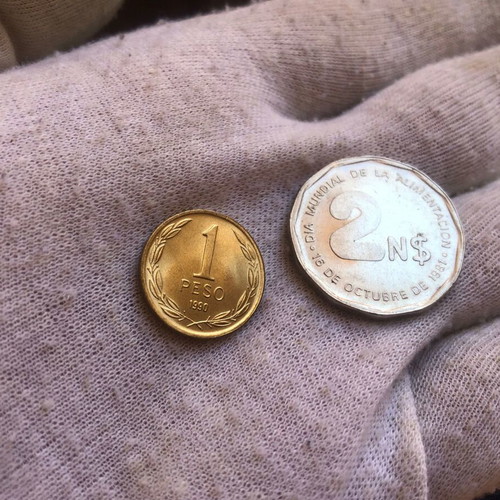 Set of 2 Pesos coins Chile 1990 and Uruguay 1981 like new