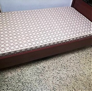 Κρεβάτι ξύλινο , χρώμα κερασιά  μονό 192χ92 μαζί με στρώμα σε καλή κατάσταση.