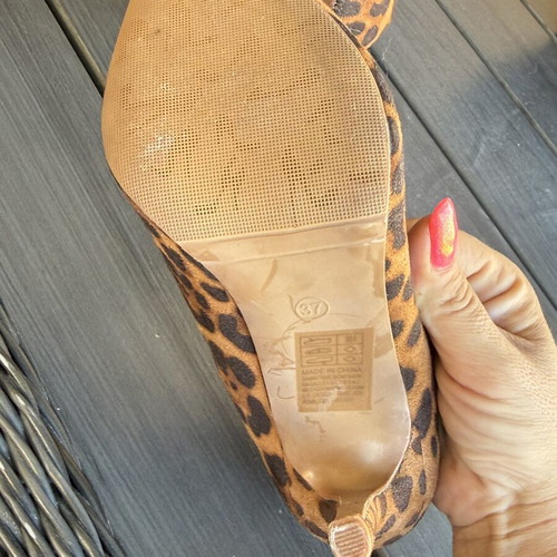 Famous Shoes women's pumps like new, leopard animal print, suede texture