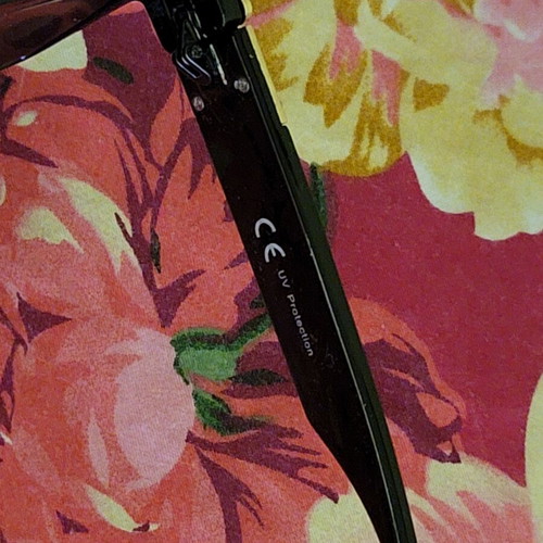 Sunglasses with mirrored lenses