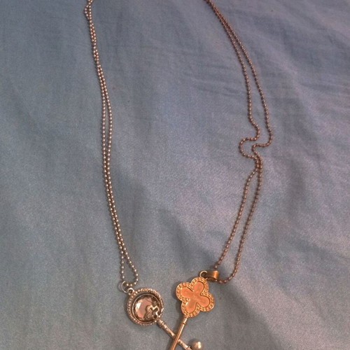 Key pendants set with long chains like new, silver and gold tone