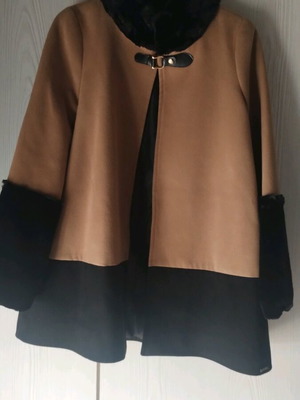 White22 coat like new with fur on collar and sleeves, size S