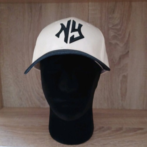 Casual NY hat like new in cream and black